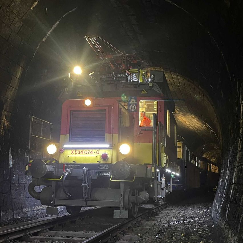 Bild enthält, Terminal, Person, Railway, Train, Train Station, Transportation, Vehicle, Tunnel, Moon, Outdoors