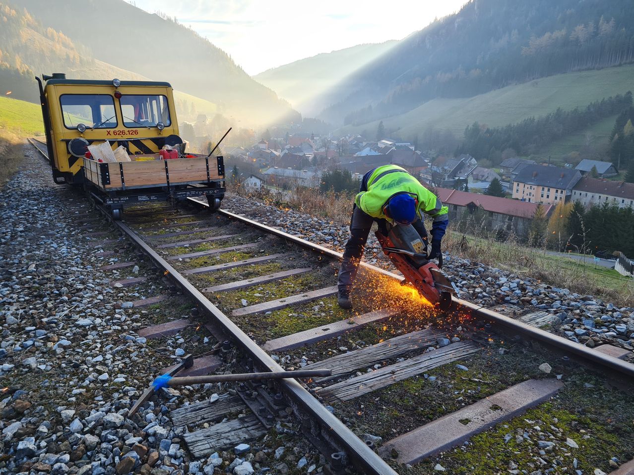 Bild enthält, Person, Worker, Gravel, Road, Adult, Male, Man, Railway, Helmet, Train