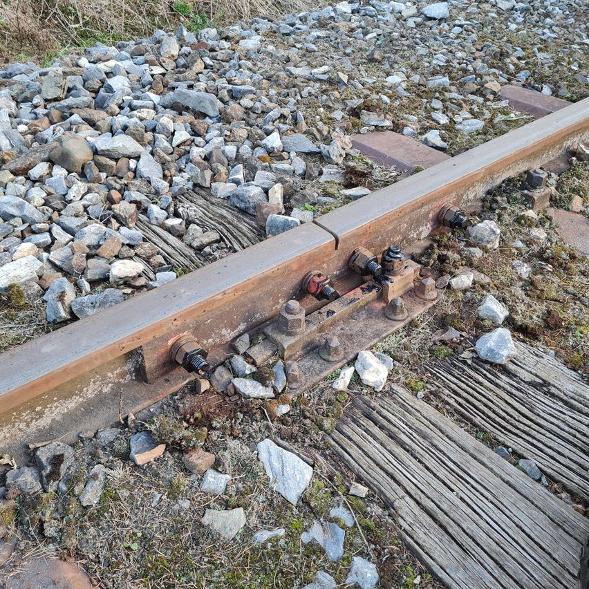 Bild enthält, Rubble, Railway, Transportation, Road, Rock