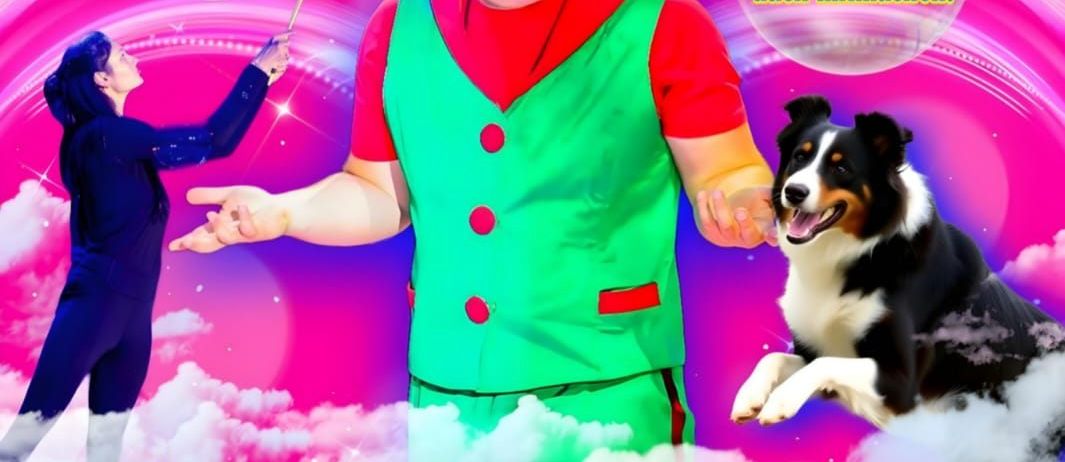 Ein Clown mit roter Nase und grünem Kostüm hält ein Schwert und interagiert mit einer Frau und einem Hund auf einer farbenfrohen Bühne. Der Text lautet '60 Minuten Live Show' und 'Heimschuh'.