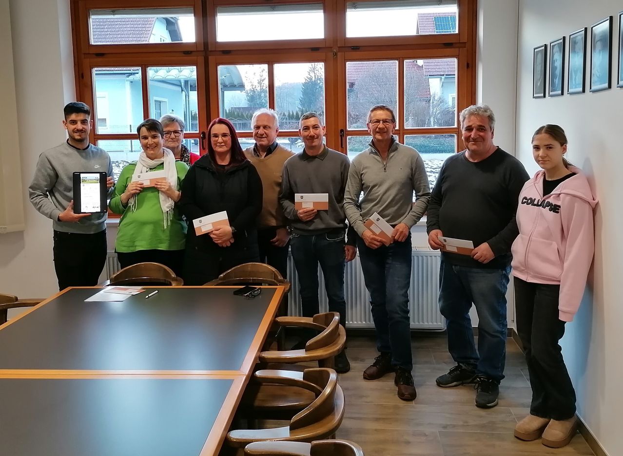 Bild enthält, Adult, Female, Person, Woman, Groupshot, Male, Man, Jeans, Shoe, People