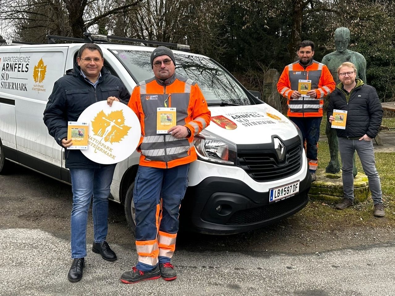 Bild enthält, Adult, Male, Man, Person, Car, Jacket, Jeans, Shoe, Wheel, Worker