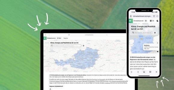 Ein Bildschirm zeigt eine Karte mit Klima-, Energie- und Mobilitätsdaten, während ein Smartphone dieselben Daten anzeigt. Die Karte hat Datenpunkte und Beschriftungen, und das Smartphone hat eine App-Oberfläche. Grüner Hintergrund.