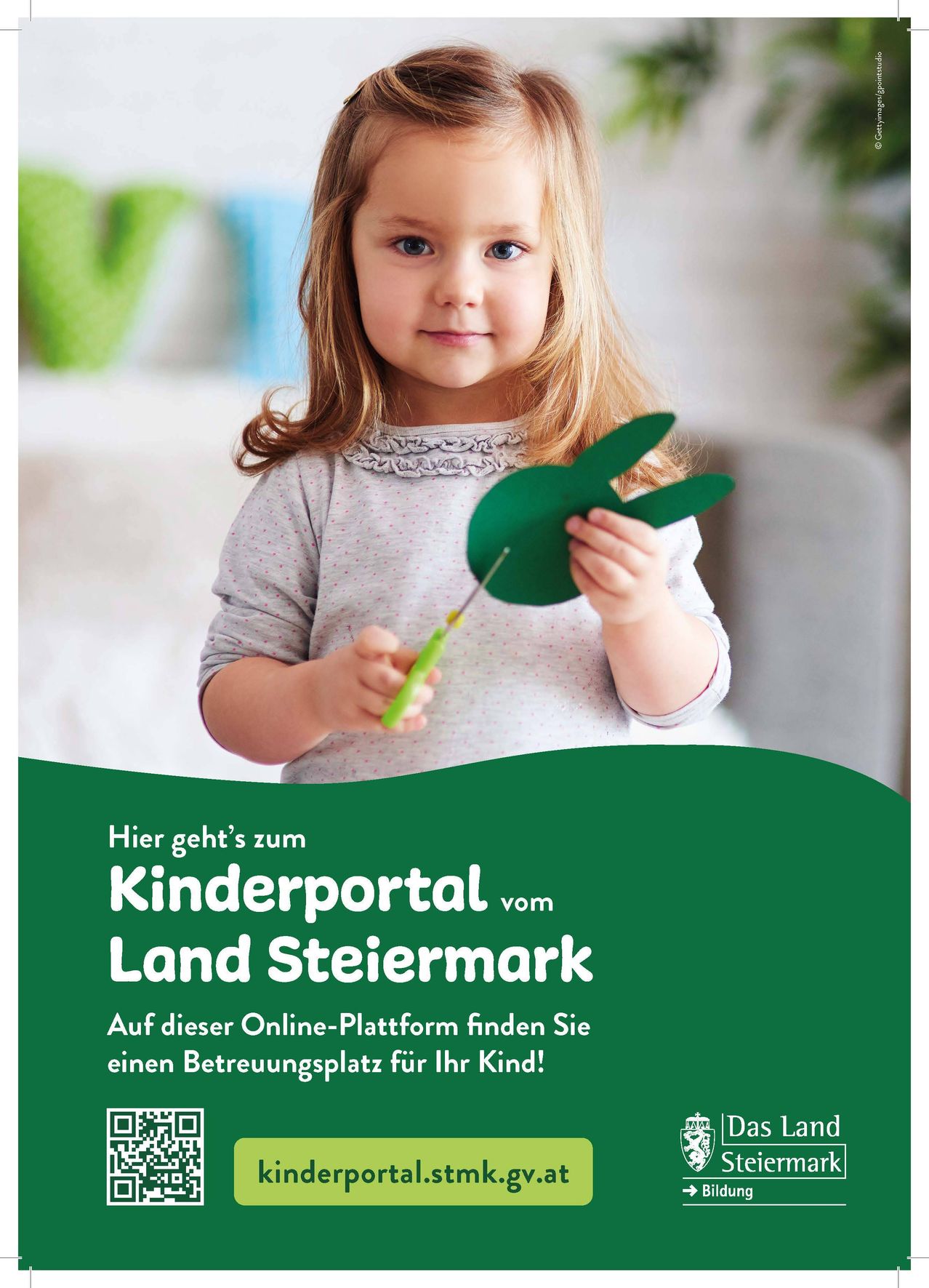 Ein kleines Mädchen hält einen grünen Papierhasen in den Händen. Das Bild hat einen grünen Hintergrund mit dem Text 'Hier geht es zum Kinderportal von Steiermark'. Der darunterstehende Text lädt dazu ein, einen Betreuungsplatz für Ihr Kind auf der Online-Plattform zu finden.