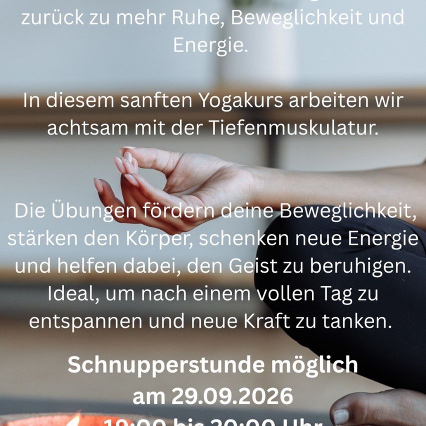 Ein Yogakurs-Poster mit einer Hand in einer Yoga-Pose. Es steht: 'Zurück zu mehr Ruhe, Beweglichkeit und Energie.' Der Kurs konzentriert sich auf die tiefe Muskelarbeit. Die Übungen fördern die Beweglichkeit, stärken den Körper, geben neue Energie und helfen, den Geist zu beruhigen. Ideal zur Entspannung nach einem vollen Tag. Verfügbar am 29.09.2026 von 10:00 bis 20:00 Uhr.