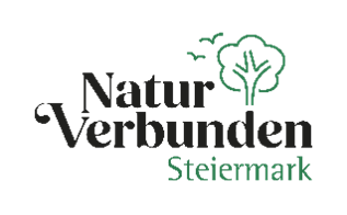 Das Logo für 'Natur Verbunden' in der Steiermark. Ein Baum mit grünem Stamm und Blättern ist abgebildet, begleitet von den Worten 'Natur Verbunden' in Weiß. Darunter steht 'Steiermark' in Grün.