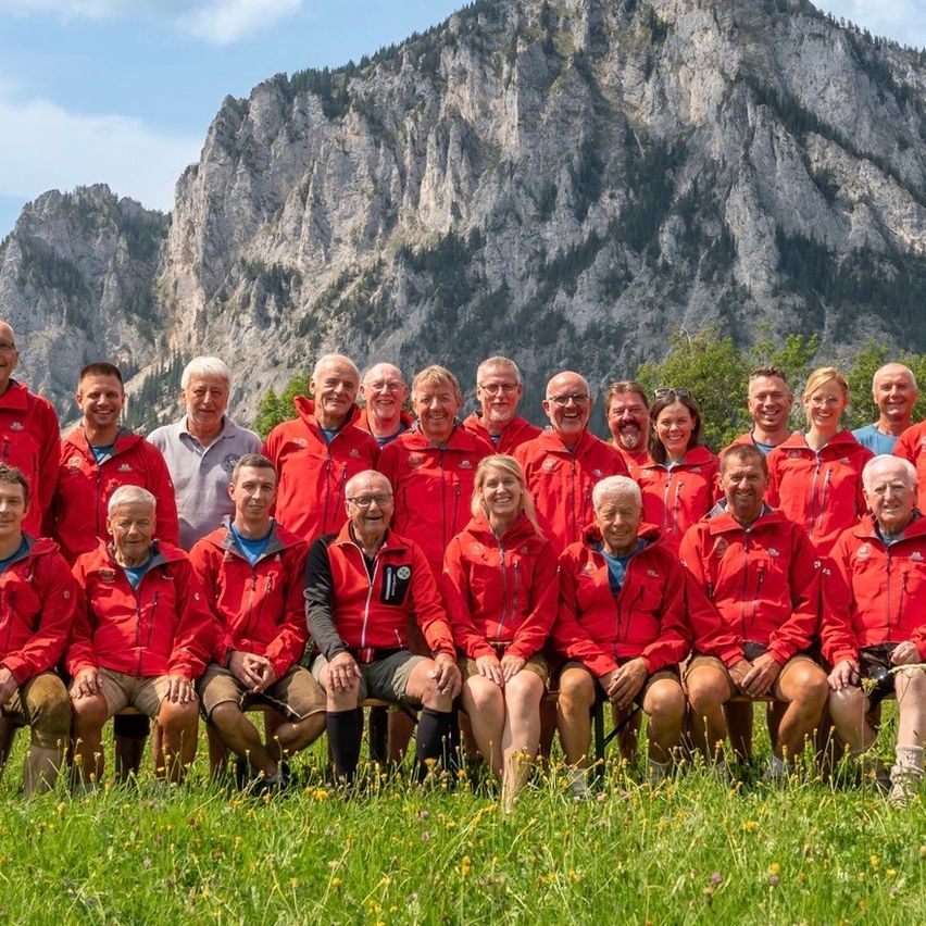 Bild enthält, People, Person, Grass, Groupshot, Mountain Range, Outdoors, Peak, Scenery, Park, Photography