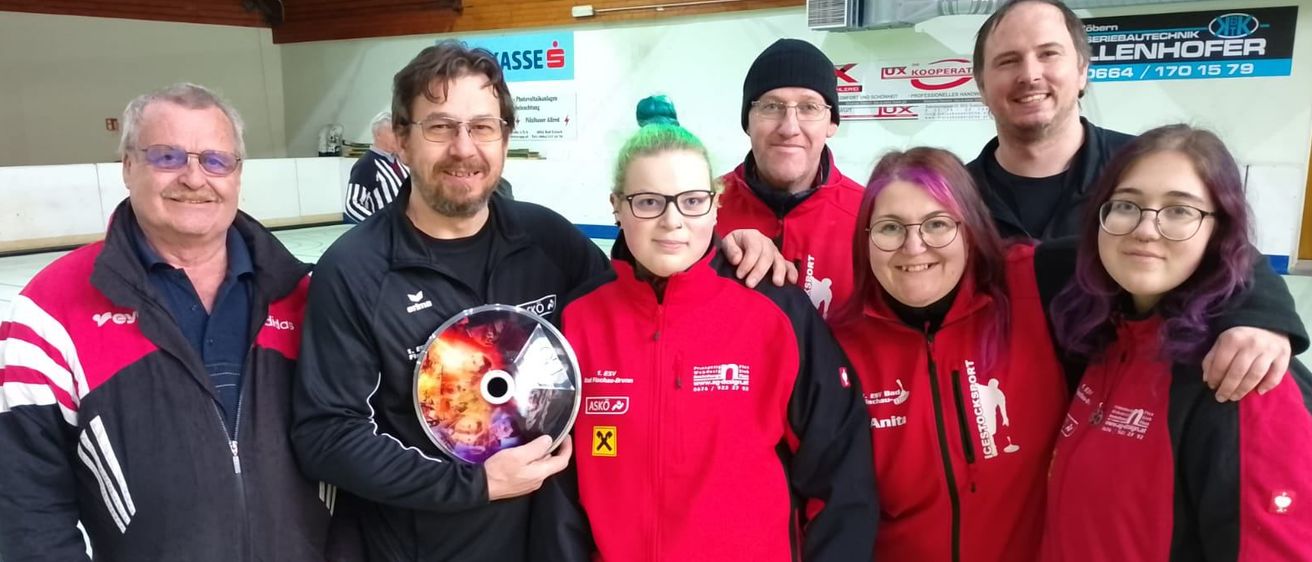 Bild enthält, Soccer Ball, Coat, Jacket, Photography, People, Person, Portrait, Pants, T-Shirt, Glasses