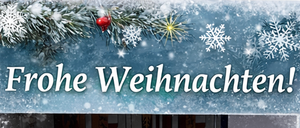 Eine Gruppe von Menschen in roten Kleidern posiert für ein Foto mit einem Weihnachtsthema. Sie halten ein Buch in der Hand und tragen Weihnachtsmützen. Der Hintergrund ist mit Schneeflocken und Weihnachtslichtern geschmückt.