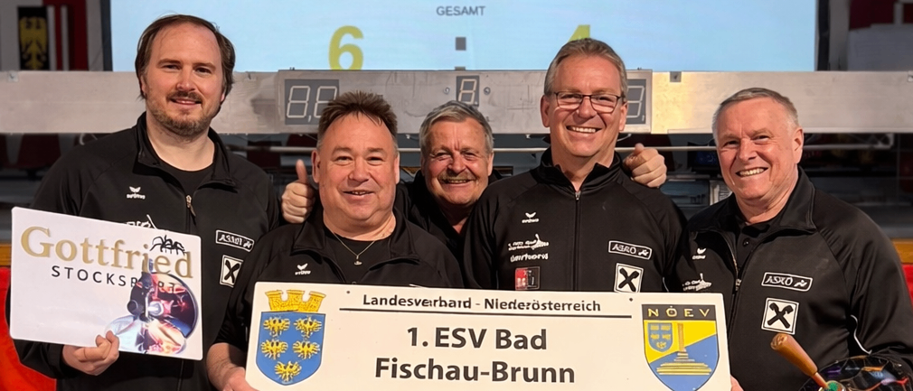 Fünf Männer posieren mit einem Schild und feiern einen Sieg mit der Punktzahl 8-3. Ein Mann hält ein Schild mit Gottfried Stocksart darauf.