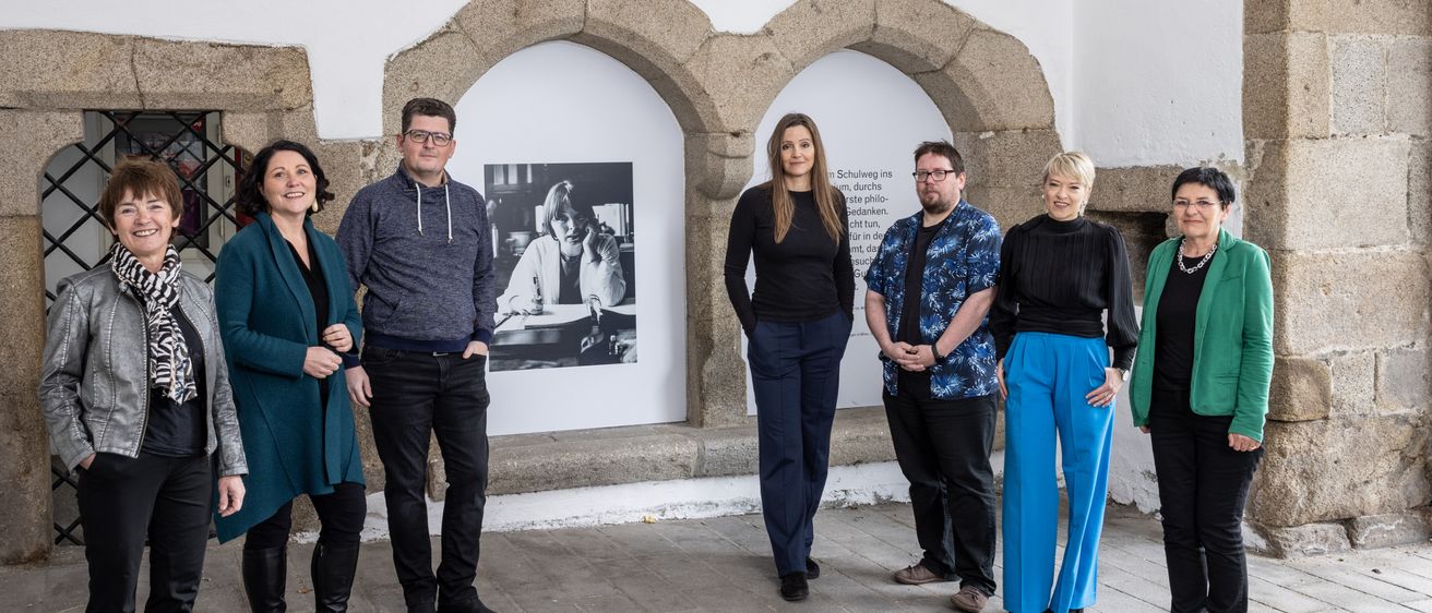 Bild enthält, Groupshot, Person, Coat, Adult, Male, Man, People, Female, Woman, Pants