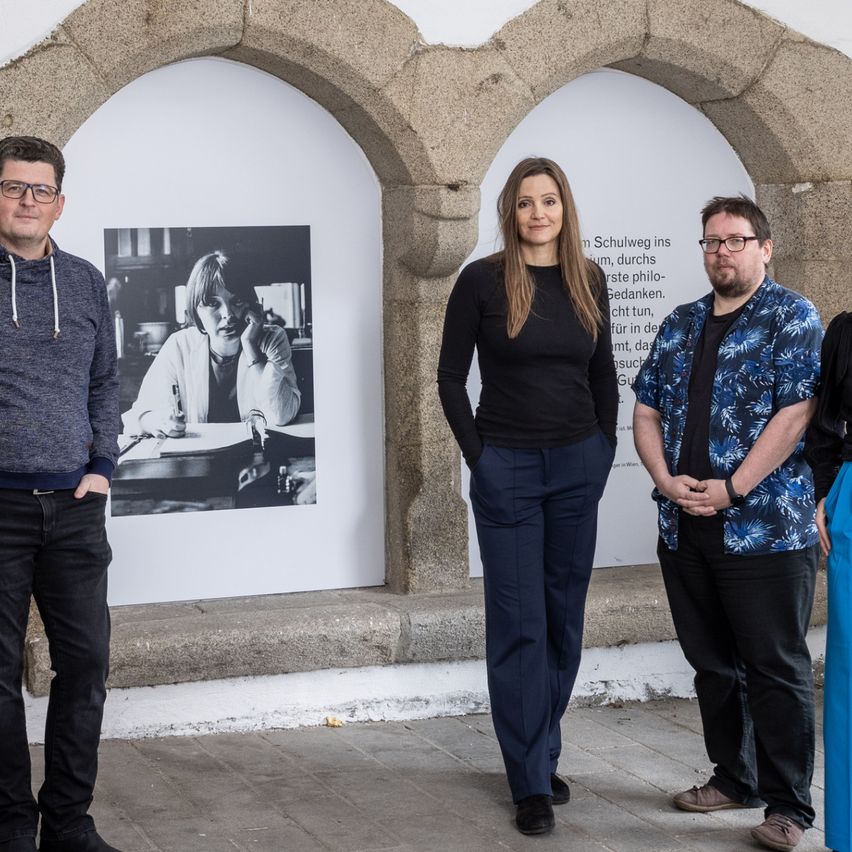 Bild enthält, Groupshot, Person, Coat, Adult, Male, Man, People, Female, Woman, Pants