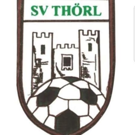 Ein Fußballvereinslogo mit einem Fußball und einer Burg im Hintergrund, beschriftet mit 'SV THORL' in grünem Text.