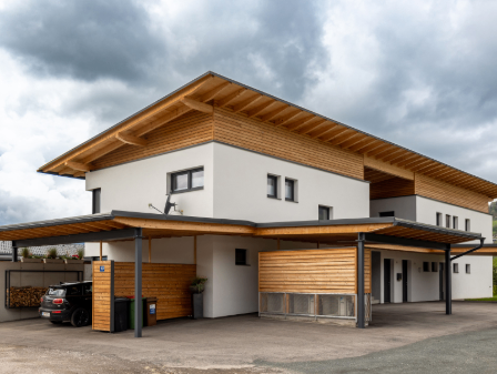 Bild enthält, Garage, Indoors, Interior Design, Car, Transportation, Vehicle, Architecture, Building, Housing