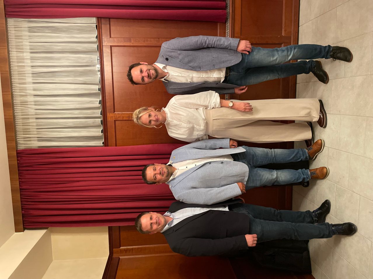 Bild enthält, Pants, People, Person, Coat, Shirt, Blazer, Floor, Interior Design, Adult, Man