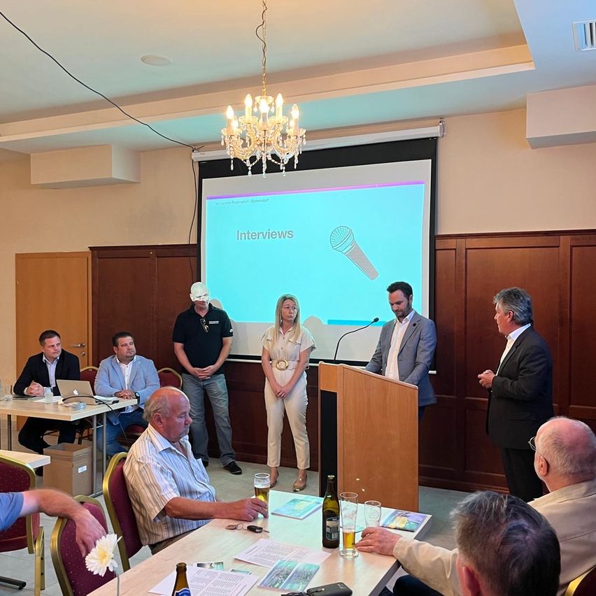 Bild enthält, Crowd, Person, People, Audience, Adult, Male, Man, Speech, Chandelier, Face