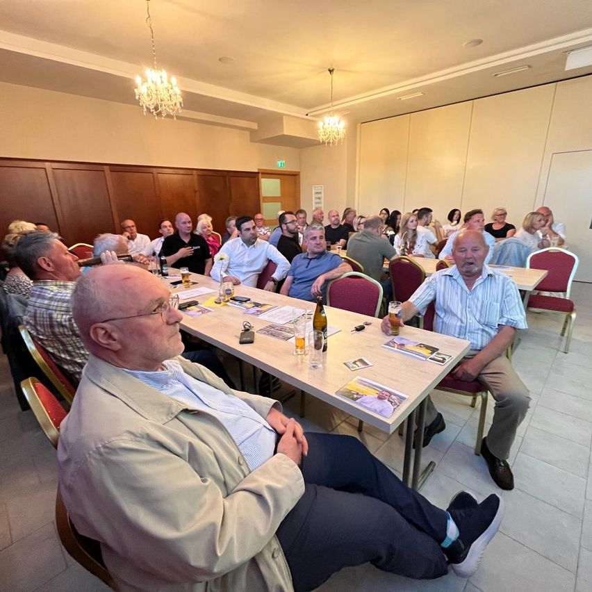 Bild enthält, People, Person, Indoors, Adult, Male, Man, Hall, Fun, Face, Shoe