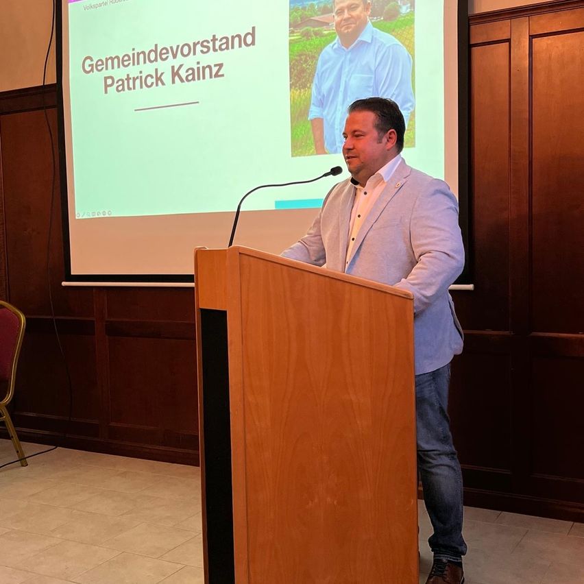 Bild enthält, Crowd, Person, Audience, Speech, Podium, Adult, Male, Man, Face, Head