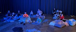 Bild enthält, Person, Group Performance, Clothing, Footwear, Shoe, Face, Head, Accessories, Bag, Handbag