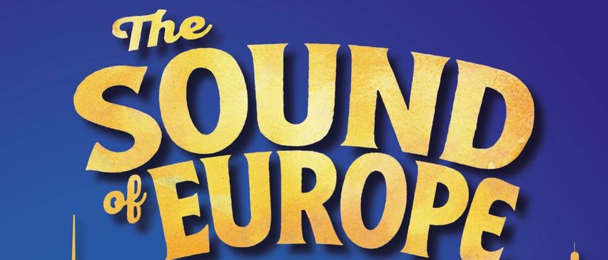 Plakat für eine musikalische Reise durch Europa mit Sehenswürdigkeiten wie dem Eiffelturm, dem Kolosseum und dem Berliner Turm. Termine und Zeiten für Aufführungen sind der 28. und 29. März 2026.