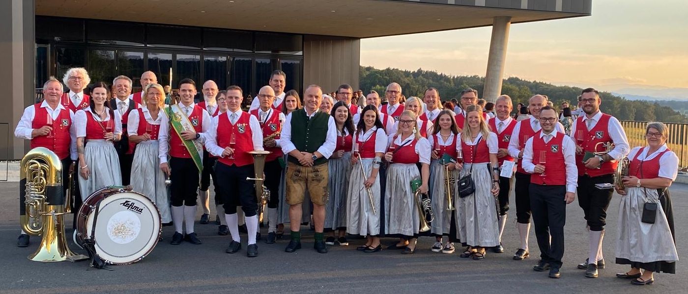Bild enthält, People, Person, Group Performance, Shoe, Handbag, Baton, Musical Instrument, Tuba, Groupshot, Music Band