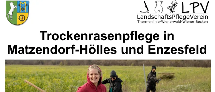 Eine Frau in einer roten Kapuzenjacke und gelben Hosen hält eine Harke in einem Feld, mit zwei anderen im Hintergrund. Das Bild trägt den Titel 'Matzendorf-Hölles und Enzersdorf'.