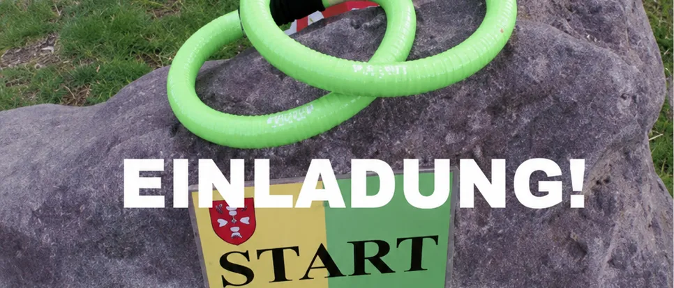 Eine Werbung für ein Indoor-Trainingsevent in Matzendorf-Hölles. Das Bild zeigt zwei grüne Trainingsbänder auf einem Felsen mit den Worten 'Einladung! Start' und 'Smovey Indoor-Training in Matzendorf-Hölles Gemeindesaal'.