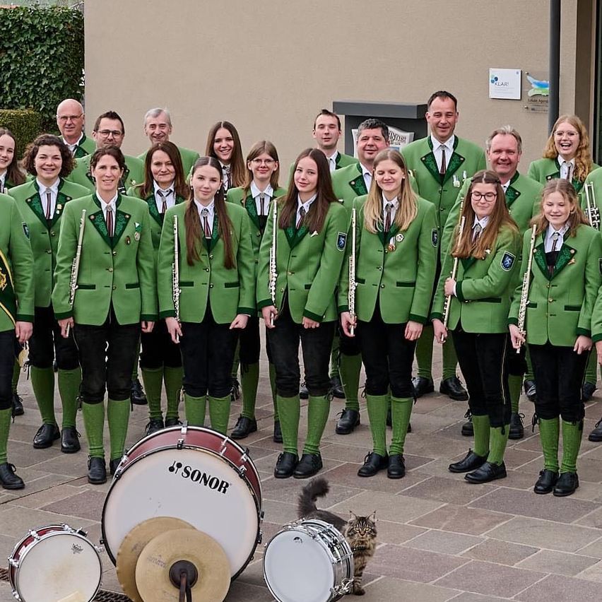 Bild enthält, People, Group Performance, Music, Music Band, Musical Instrument, Musician, Performer, Coat, Groupshot, Suit