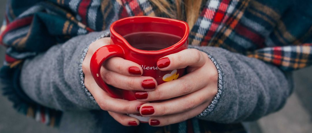 Bild enthält, Cup, Jacket, Beverage, Coffee, Coffee Cup