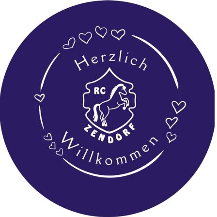Rundes Logo mit violettem Hintergrund und weißem Pferd, umgeben von Herzen. Der Text lautet 'Herzlich Willkommen Zendorf'.