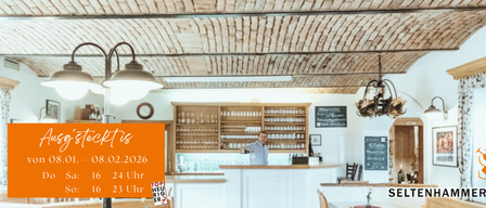 Eine Bar mit einer Ziegeldecke und Holzregalen voller Gläser. Eine Person steht hinter der Bar. Die Öffnungszeiten der Bar sind auf einem Schild angezeigt.