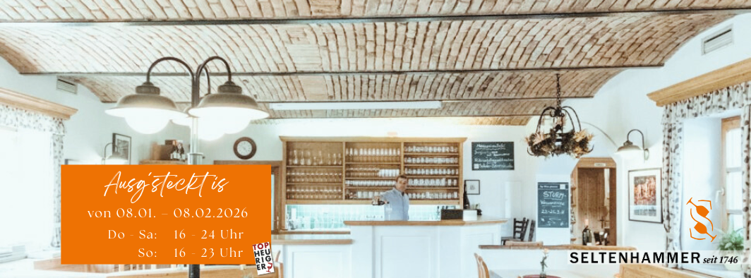 Eine Bar mit einer Ziegeldecke und Holzregalen voller Gläser. Eine Person steht hinter der Bar. Die Öffnungszeiten der Bar sind auf einem Schild angezeigt.