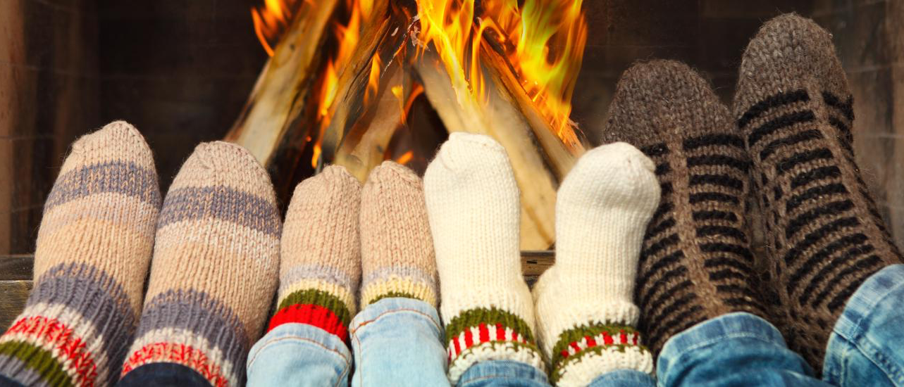 Bild enthält, Fireplace, Indoors, Clothing, Hosiery, Sock, Jeans, Pants