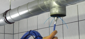 Bild enthält, Bottle, Shaker, Person, Plumbing