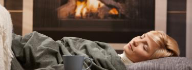 Bild enthält, Fireplace, Indoors, Person, Cup, Blanket