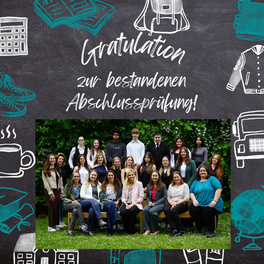 Ein Kreidetafel mit verschiedenen schulischen Symbolen zeigt den Text 'Herzlichen Glückwunsch zum bestandenen Abschluss!' Ein Gruppenfoto von Schülern und Lehrern vor einem grünen Hintergrund mit Bäumen.