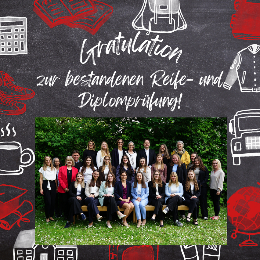 Eine Gruppe von Menschen posiert für ein Bild im Freien. Das Bild wird von einer Tafel mit Illustrationen und den Worten 'Graduation zur bestandenen Reife- und Diplomprufung!' eingerahmt.