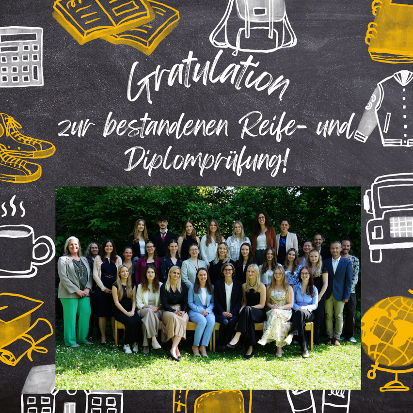 Ein Gruppenfoto von Absolventen, lächelnd, vor einem Hintergrund aus Kreidetafel mit Symbolen wie Büchern, Schuhen und einem Globus, mit dem Text 'Herzlichen Glückwunsch zum bestandenen Examen und Diplom!' in weiß.