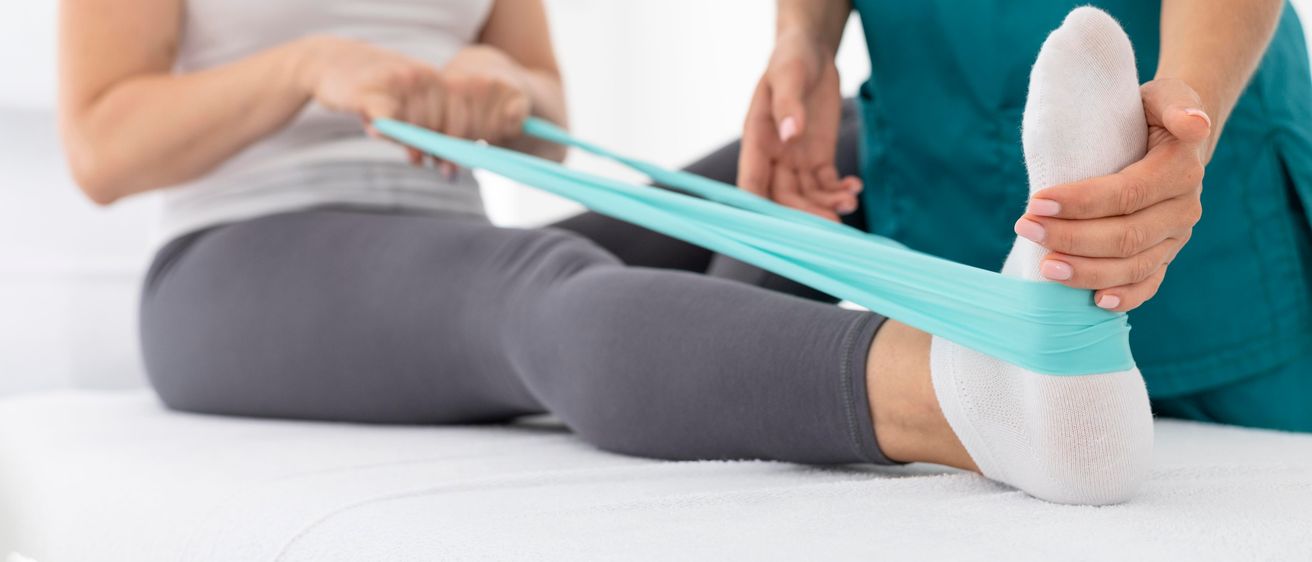 Bild enthält, Patient, Person, Injury, Therapy, Clothing, Hosiery, Sock, Arm, Body Part