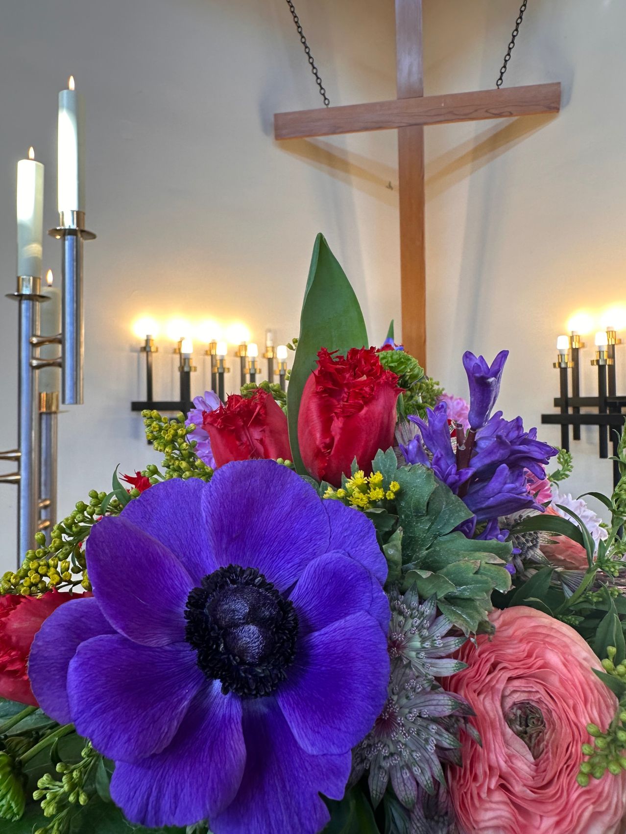 Bild enthält, Flower, Flower Arrangement, Flower Bouquet, Cross, Anemone, Petal, Candle, Rose, Altar, Hanukkah Menorah