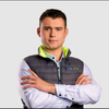 Bild enthält, Vest, Lifejacket, Coat, Jacket, Shirt, Adult, Male, Man, Person, Face
