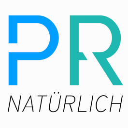 Das Logo für PR PV ist abgebildet. Es zeigt einen stilisierten blauen und grünen Buchstaben P mit einem gelben Schrägstrich. Darunter stehen die Worte 'NATURLICH NACHHALTIG' in Schwarz.