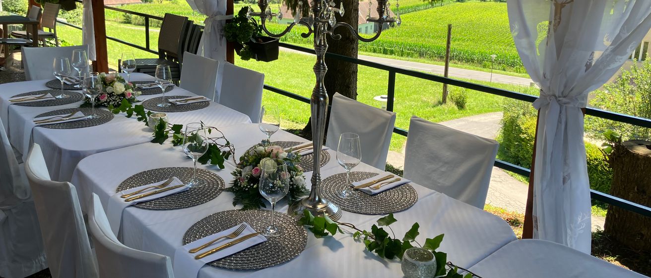 Bild enthält, Furniture, Table, Dining Table, Chair, Tabletop, Fork, Knife, Indoors, Flower Arrangement, Candle