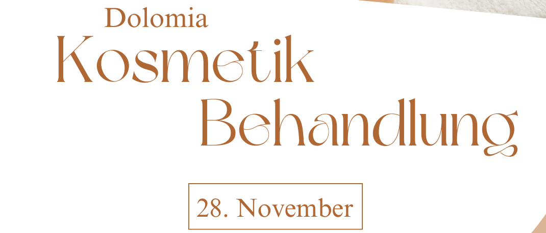 Eine Frau bekommt eine Gesichtsbehandlung im Spa. Sie trägt eine weiße Gesichtsmaske und bekommt ein Gesichtspeeling. Sie hat ein weißes Handtuch um den Hals.