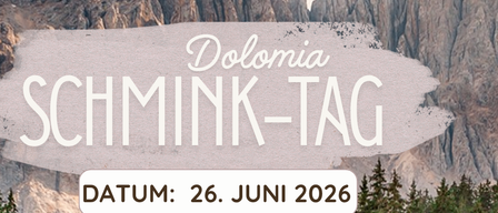 Eine Werbung für einen Schönheitstag mit einer Frau, die sich schminkt, vor einem Bergpanorama. Das Datum ist 26. Juni 2026. Kontaktnummer ist 02680/21115.