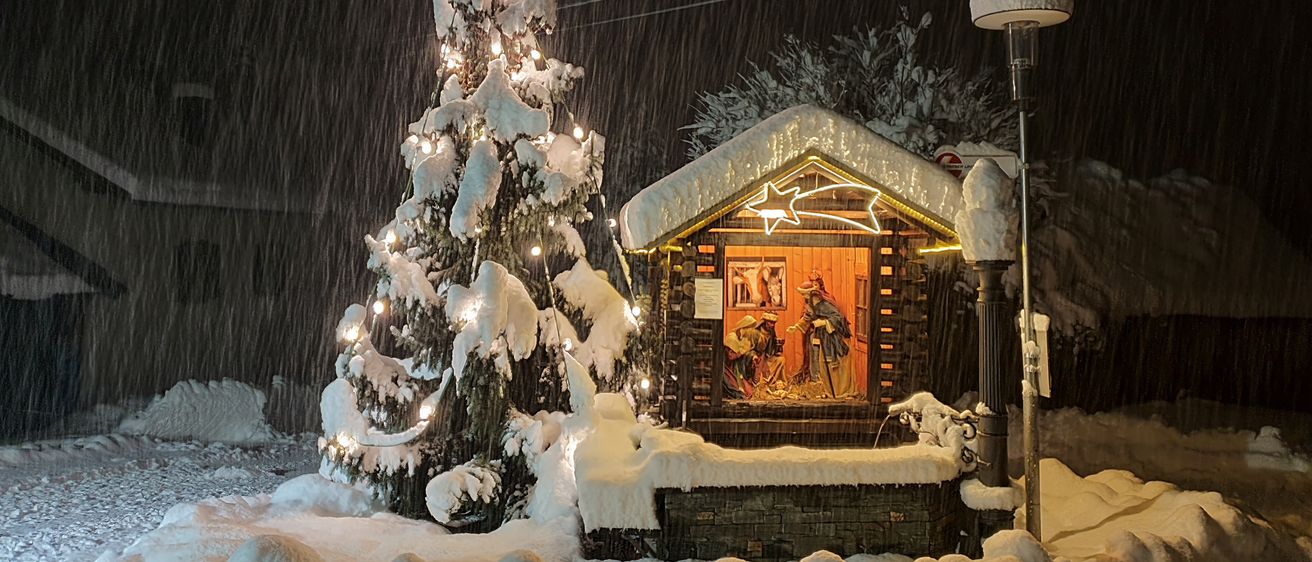 Bild enthält, Christmas, Christmas Decorations, Festival, Christmas Tree, Person