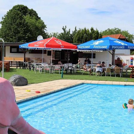 Bild enthält, Hotel, Resort, Summer, Housing, Villa, Pool, Water, Shelter, Swimming Pool, Person