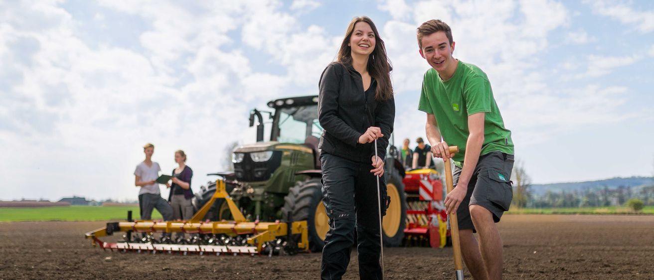 Bild enthält, Soil, Outdoors, Nature, Boy, Male, Person, Teen, Adult, Female, Woman