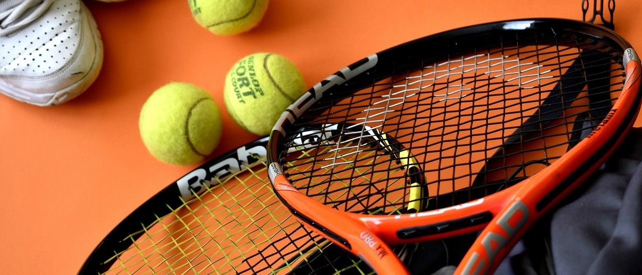 Bild enthält, Racket, Sport, Tennis, Tennis Racket, Ball, Tennis Ball, Clothing, Footwear, Shoe
