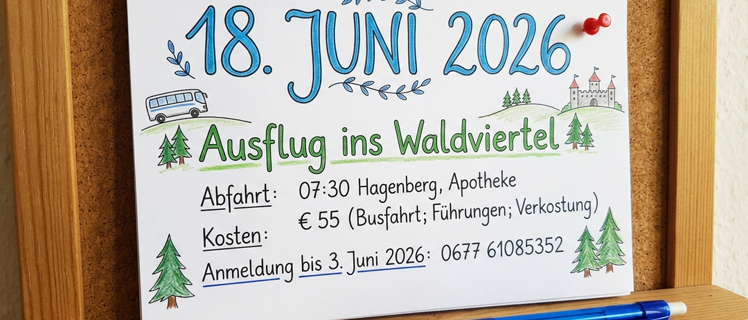 Eine handgeschriebene Notiz auf einem weißen Brett sagt '18. Juni 2026 Ausflug ins Waldviertel' mit einem Bus und Tannenbäumen. Abfahrt von Hagenberg, Kosten 55 Euro. Anmeldung bis 3. Juni 2026. Telefonnummer 0677 61085352.